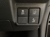 Hondaセンシング用の、VSA(ABS+TCS+横滑り抑制)解除と路外逸脱抑制機能のオンオフスイッチなどはハンドルの右側に装備しています。