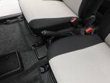 運転席と助手席の間に、レバーを引くタイプのサイドブレーキがあります。