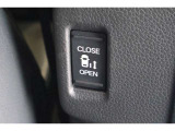 パワースライドドア付で、挟み込み防止機能によりお子様の乗り降りも安心!車内・車外のドアハンドルからはもちろんのこと運転席スイッチやリモコンキーからも開閉操作が可能で大変便利な装備となっております!