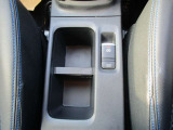 手の届きやすいところにドリンクホルダー 電動パーキングブレーキも隣にあります。