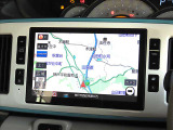 純正のメモリーナビを装着、詳細で美しい地図画面と簡単操作が特徴です。