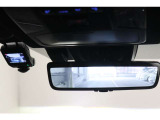 【デジタルインナーミラー】車両後方カメラの映像を映します。ヘッドレストや荷物などで視界を遮らずに後方を確認することができます。切替レバーを操作して通常のミラーモードに変更ができます。