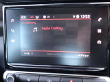 Apple CarPlay、Android Auto 対応。スマホを接続するとタッチスクリーン上でマップ、通話、メッセージ、ミュージックなどのアプリをスマホ同様に操作できるミラースクリーン機能搭載