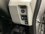 電動格納式リモコンドアミラー、急速充電口の開錠スイッチは運転席右側にあります
