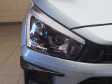 LEDヘッドランプが明るい光を放ち、夜間走行時の安心感を高めます。(ブラック加飾)