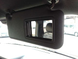 運転席のサンバイザーは折り畳み式です。ミラー付きですので身だしなみのチェックに便利です。