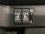 リアドアは乗り降りに便利な両側電動スライドドアです。また運転席に座っていながらスイッチ操作で自在にスライドドアを開け閉めできます。