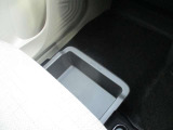 助手席下の収納スペースです