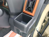 運転席側のドリンクホルダーは安定感のある埋め込み式となっています。