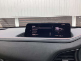 【マツダコネクト】  オーディオ操作、車両装備、ナビ案内など、統合的にモニターできる見やすいサイズのディスプレイです。