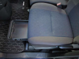 ご覧のとおり、助手席シ-ト下にはちょっとした荷物スペ-スが有るんです。  何を入れてどんなふうに使うかはアナタ次第です♪