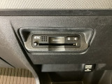エアコンパネルの下にETCがついています。高速道路の料金所の通過も楽々です!。 カードの取り出しもしやすい場所についています。