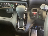 シフトはインパネシフト、パーキングブレーキは電子制御となっています。