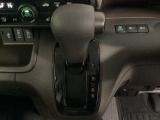 CVT車のセレクトレバーです。低速から高速まで、変速ショックのないスムーズな走りを実現するとともに、エンジン効率のよい領域を維持することで燃費にも貢献します。