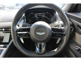 DB12には安全機能も標準装備しております。前後の衝突軽減ブレーキ、レーンキープアシスト、アダプティブクルーズコントロール、ブラインドスポットアシスト、ブレーキホールド、速度リミッター