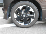 アルミホイールが付いています。お洒落は足元からですね。