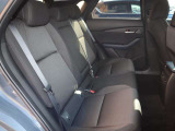 前席が最適な運転ポジションを取るために足元が広くとっており、後部座席の足元もゆったりと座ることができます。長時間でもストレス軽減になるよう、かかとを引くことができるように設計されています!