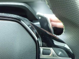 ドライバーの意志を瞬時に伝える、素早いシフト操作が可能なパドルシフトが備わります。