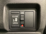 左側電動スライドドアは運転席からでも操作ができるように、ハンドル付近に開閉の操作スイッチが付いています。