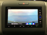 ギヤをR(バック)に入れるとナビの画面に後ろの映像が映るリアカメラ付です。後退時、コンディションが悪い視界でもカラーバックモニターがドライバーをサポートします。