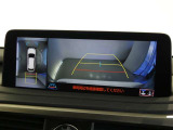 パノラミックビューモニター付きです。車両を上から見たような映像を画面に表示。運転席からの目視だけでは見にくい、車両周辺の状況をリアルタイムでしっかり確認できます。