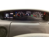 スピードメーターとタコメーターを大きく配した見やすいメーター部になっています。左側のインフォメーション画面でオドメーターや燃費などの情報を確認できます。
