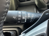 レバーをAUTOの位置にしているとき、レインセンサーが雨を感知すると、雨量に応じてワイパーが自動で作動してくれるオートワイパーを装備!設定変更で非作動にすると、間欠作動に固定されます。