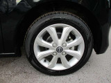 日産純正のアルミホイールが装着されてます。ボディデザインとマッチしておりおしゃれです。