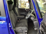 フロント広々、ベンチシートの運転席は、ハイトアジャスターが付いているので、快適にドライブができます。ハンドルはチルトステアリングで、ハンドル位置を上下に調節できます。