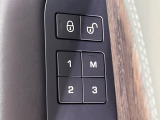 メモリー機能付フルパワーシート ドライバー三名までのシートポジションを記憶するメモリー機能付きのフルパワーシートを装備します。ご家族でのご使用をお考えの方にもぜひおすすめさせていただきます。