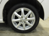 タイヤは社外のアルミホイールを装着しています。