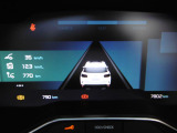 レーダーが前方車両の速度と距離を検知し距離を一定に保つアクティブクルーズコトロール。アクセルとブレーキを併用して設定車間距離を保ち、前方車両が停止した場合には車間距離を保ちながら自動停車します。