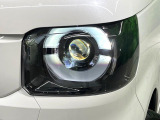【LEDヘッドライト】悪天候や夜間走行時も良好な視界を確保し安心して運転できる高輝度LEDヘッドライトを装備!点灯速度が早く、消費電力も抑えられています。
