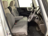 女性でも運転がしやすいように、シートの高さ調整機能(シートリフター)がついています。運転席と助手席の間が空いている為、助手席側への移動がスムーズです。交通量の多い道でも助手席側から乗り降りができます。
