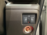 リアドアは乗り降りに便利な両側電動スライドドアです。また運転席に座っていながらスイッチ操作で自在にスライドドアを開け閉めできます。