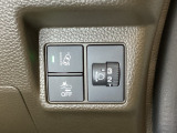 ハンドルの右側にはヘットライトリベライザーとHondaセンシング用のメインスイッチがついています。ヘッドライトリベライザーは道路状況や積荷の加重に応じてライトの高さを調節できます。