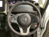 ハンドルにHondaセンシング系のクルーズコントロールやレーンキープアシストなどのスイッチと、オーディオの操作スイッチが装備されています。ハンドルから手を離さず安全に操作できます。