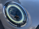 LEDヘッドライト&フロントフォグランプ。キセノンライトに比べて明るさと照射範囲が向上し、消費電力も低減のため省燃費にに貢献。周囲のリング部分はデイライトとして日中ヘッドライトOFF時も点灯します。