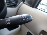 オートライト機能が装備されており暗い場所に入ると車両が検知しライトのON・OFFを自動的に切り替えてくれますので非常に便利な装備です♪