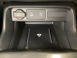 ワイヤレス充電器を装備してます。Qi(チー)規格対応のスマートフォンなどを置くだけでワイヤレスで充電可能です。スマートフォンの充電可能なUSB端子と音源などの外部入力の可能なUSB端子もついています。