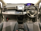 車内は光触媒抗菌消臭施工済です。インパネ周りはスタイリッシュなデザインで機能や装備も充実しています。グローブボックスやカップホルダーのほかにトレーなどたくさんの収納スペースが付いています。