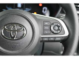 アダプティブクルーズコントロール機能付きです。走行中に先行車の様子を検知しながら、設定した車速の範囲内で先行車との距離のキープを支援します。詳細は販売店スタッフまでおたずねください。