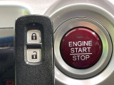 【Hondaスマートキー】カバンやポケットに入れたままでもドアの施錠・解錠が可能なスマートキーを装備。エンジンのオン・オフ時もカギを取り出す必要が無いからとっても便利です♪