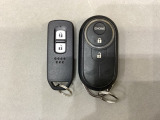 スマートキーを装備しています。鍵を差し込むことなくドアロックの開け閉めと、スタートボタン操作でのエンジンスタートができます。加えて、純正リモコンエンジンスターター用の操作キーもついています。