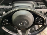 ハンドルにHondaセンシング系のクルーズコントロールやレーンキープアシストなどのスイッチと、オーディオの操作スイッチが装備されています。ハンドルから手を離さず安全に操作できます。