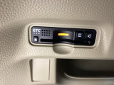 ハンドルの左下にETCがついています。高速道路の料金所の通過も楽々です。 カードの取り出しもしやすい場所についています。
