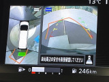 【アラウンドビューモニター】専用のカメラにより、上から見下ろしたような視点で360度クルマの周囲を確認することができます☆死角部分も確認しやすく、狭い場所での切り返しや駐車もスムーズに行えます。