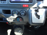 シフトとエアコンです。 ダイヤル式のマニュアルエアコンになります。シンプルで使いやすい!