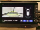リバースギアに入れるだけで後方の表示へ切り替わります。夜間や雨の日の駐車も楽になりますよ。