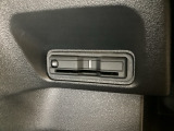 ハンドルの左下にETCがついています。高速道路の料金所の通過も楽々です。 カードの取り出しもしやすい場所についています。